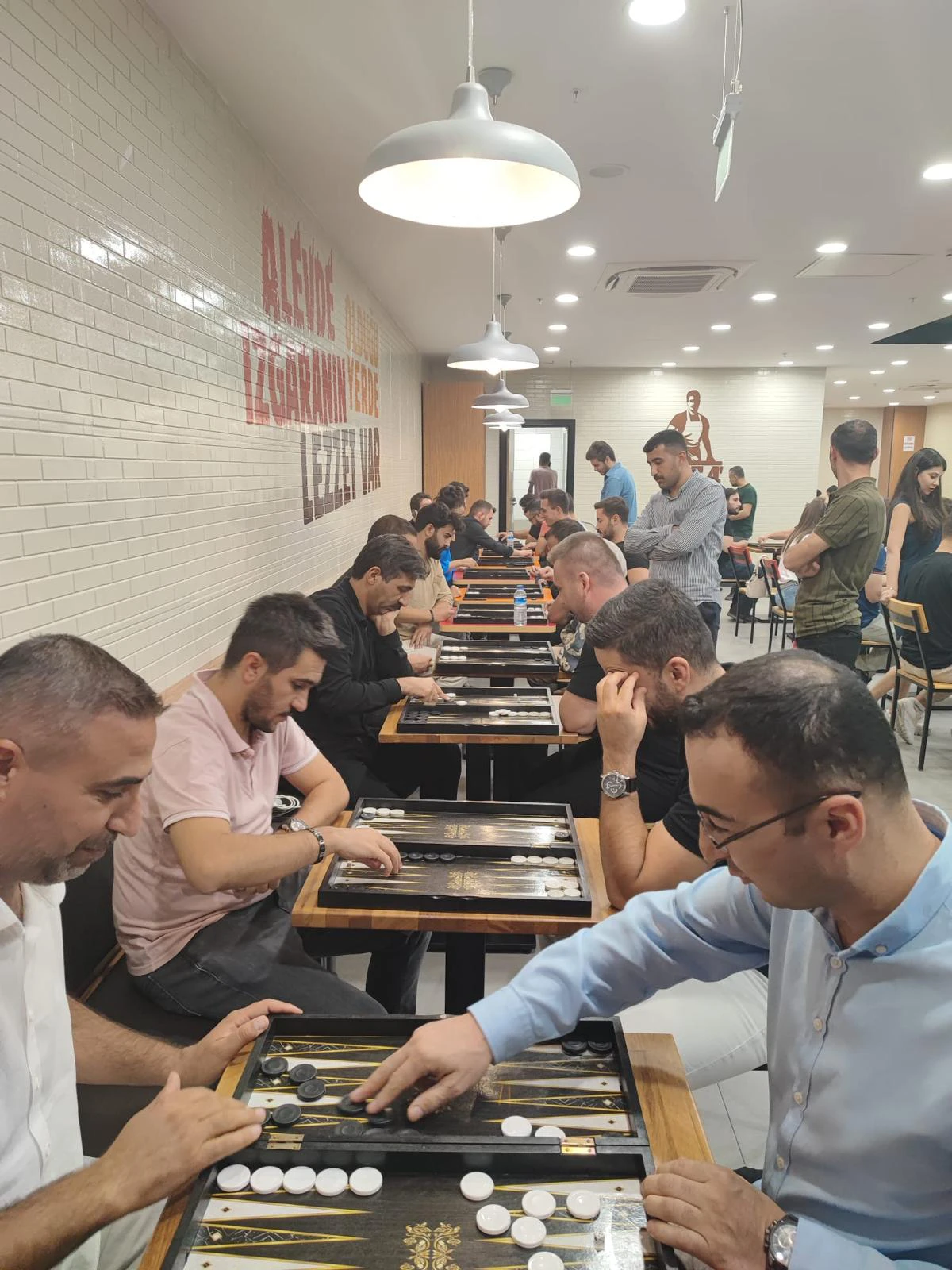 Bileğine güvenen öğretmeler tavla turnuvası