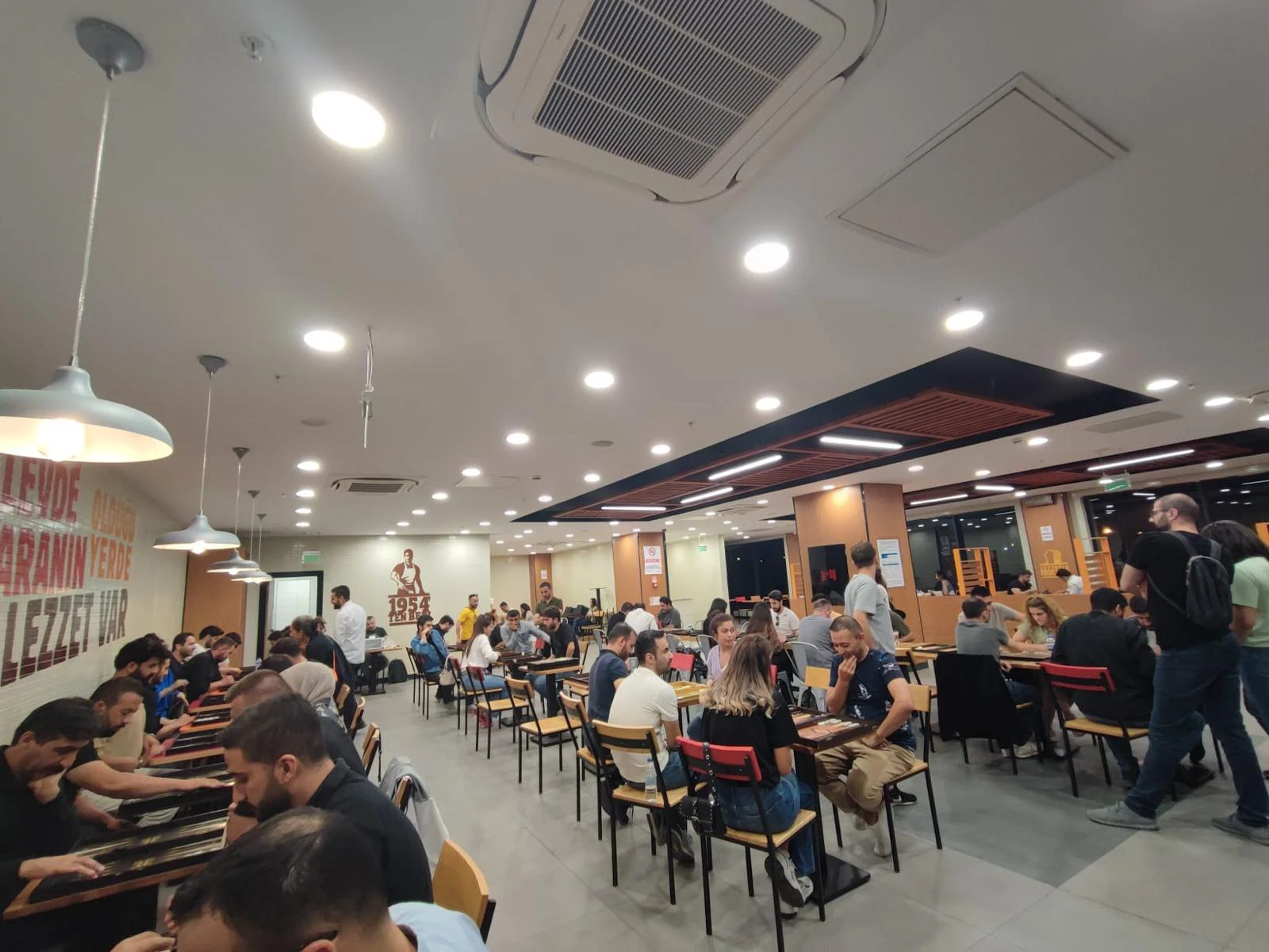 Bileğine güvenen öğretmeler tavla turnuvası